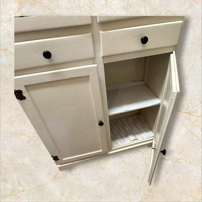 Sale Photo Thumbnail #553: White Kitchen Cupboard Cabinet (contents not included)
M'ments:
Height 65"
WIdth 31"
Depth 12"