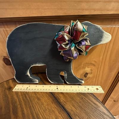 Sale Photo Thumbnail #731: Animal Decor -Squirrels and Bear
Squirrels are lightweight material, bear is wood.