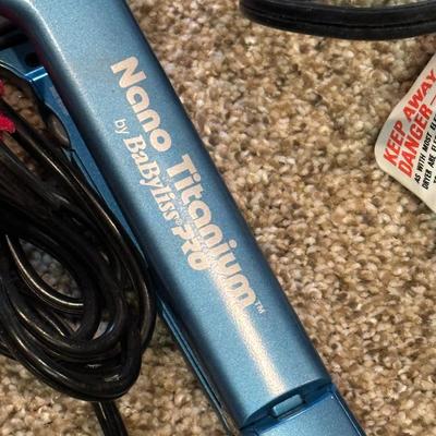 Sale Photo Thumbnail #833: Set of Blow Dryer and Straightener