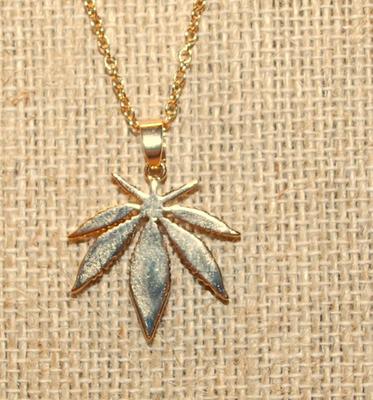 Gold Style Leaf PENDANT (1" x 1" ) on a Gold Tone Necklace Chain 17" L