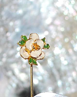 Gold Colored Edged WHITE FLOWER Petals PIN (2½" L) with Green Leaves & Pin Guard on a Gold Tone Setting