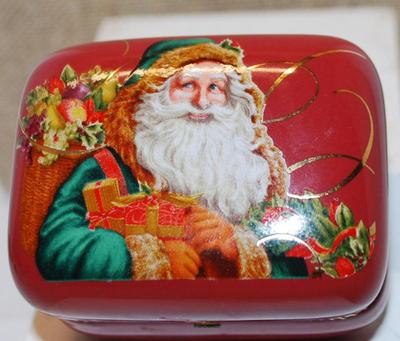Santa Claus with Gifts Hinged "A Christmas to Remember 2004" ©HMK. LIC. Jewelry Trinket Box 2½" x 2" x 2"