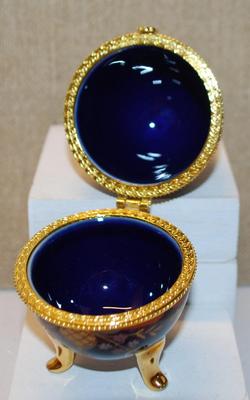 Beautiful Deep Blue Flowered Designed Gold Colored 3-Legged Jewelry Trinket "Egg" Box (3¾" H x 2" W)