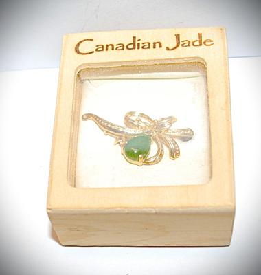 Beautiful "Canadian Jade" BROOCH (1¼" x ¾") with Oval Green Stone and Gold Colored Accent Bowtie on a Gold Tone...