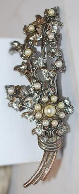 Beautiful Large VINTAGE "PEARL BOUQUET" BROOCH (4½" x 2") with 16 Faux Off-White Pearls on a Dark Silver Tone Solid...