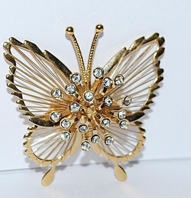 Beautiful BUTTERFLY BROOCH (1¾" x 1¾") with "Diamond Spray" Center Accent and Gold Tone Setting