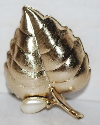 Open/Close LOCKET-STYLE HEART BROOCH (2¼" x 1½") -- Marked "AVON" -- with White Teardrop Faux Pearl on a Gold Tone...