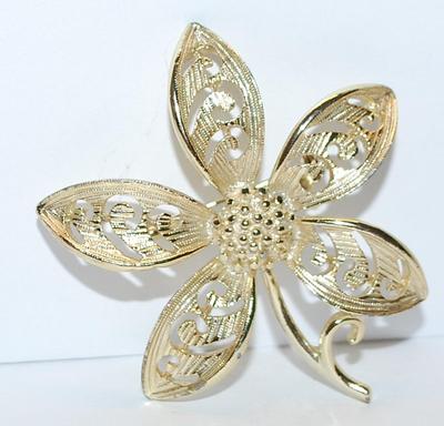 Gold Colored 5 Leaf Cut-Out Flower BROOCH (2" Diam.) with Stem and Center Accent on a Gold Tone Setting