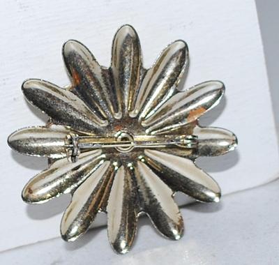 Circle Designed Dozen of Round Clear Beveled Stones BROOCH (1¾" Diam.) with 12 Metal Flower Petals on a Silver Tone Setting