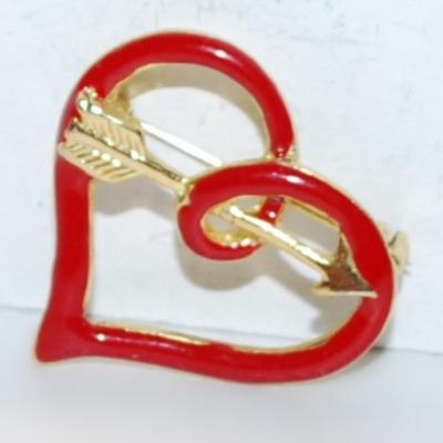 Enameled RED HEART BROOCH (1⅛" x 1⅛") with Piercing Gold Arrow on a Gold Tone Setting
