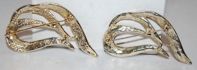 Pair of Multicolored SWIRL BROOCHES (2" x 1½") on a Gold Tone Setting