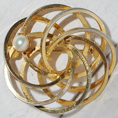 Gold Colored Concentric Circles BROOCH (1¾" Diam.) with a Single Faux White Pearl on a Gold Tone Setting