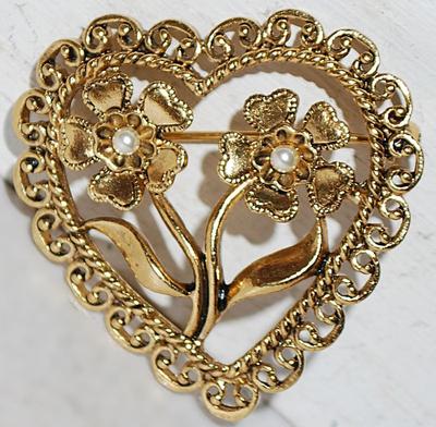 Double Flowers & 2 Tiny Faux White Pearls HEART BROOCH (1½" x 1½") with Stems and Leaves on a Gold Tone Setting