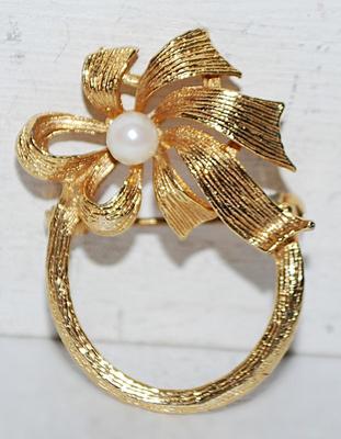 Single Faux White Pearl & Ribbon BROOCH (1¼" x 1") with Circle Ring on a Gold Tone Setting