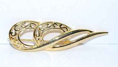 Filagree Style SWIRL BROOCH (2½" x ¾") with a Gold Tone Setting
