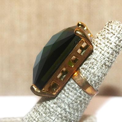 Size 6½ HUGE (1¼" x 1") Beveled "Party Style" Deep GREEN RING with Rose Gold Tone Setting and SPLIT Band (15.8g)