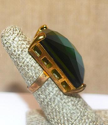 Size 6½ HUGE (1¼" x 1") Beveled "Party Style" Deep GREEN RING with Rose Gold Tone Setting and SPLIT Band (15.8g)