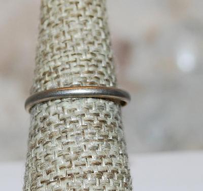 Size 6½ Oval Blue Cabochon Ring with "Flag" on a Silver Tone SPLIT Band (3.8g)