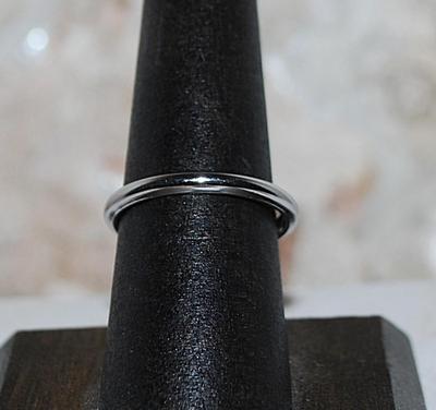 Size 7¾ Beautiful Deep BLUE Stone RING with 4 Clear Stones Dangle Accent on a Silver Tone Setting (3.5g)