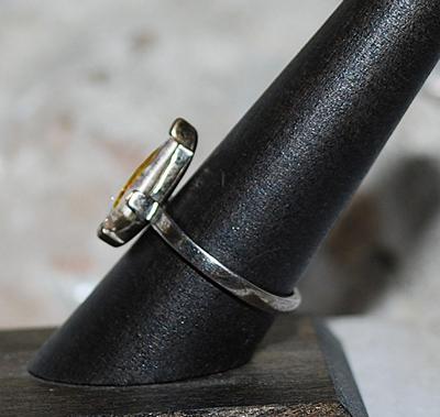 Size 8 Beautiful Iridescent PRISM RING with 5 Side Iridescent Accent Stones on a Silver Tone Setting (3.6g)