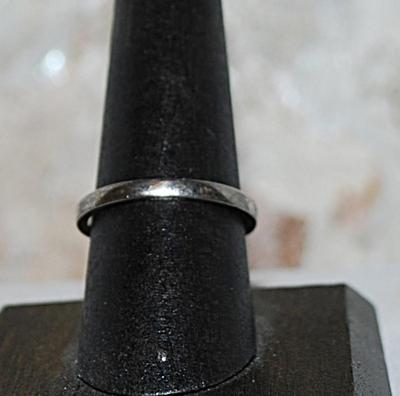 Size 8 Beautiful Iridescent PRISM RING with 5 Side Iridescent Accent Stones on a Silver Tone Setting (3.6g)