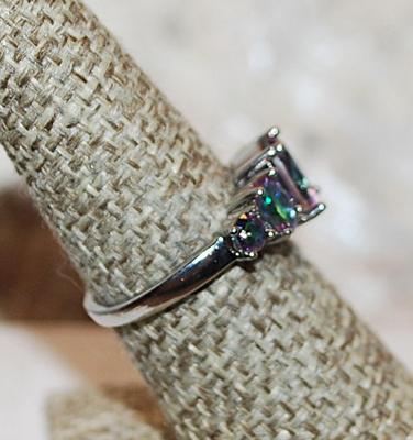 Size 7 Marked .925 Five Different Sized Oval Iridescent Stones Ring on a Silver Band (3.1g)
