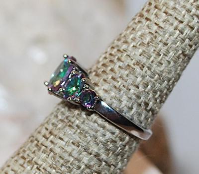Size 7 Marked .925 Five Different Sized Oval Iridescent Stones Ring on a Silver Band (3.1g)
