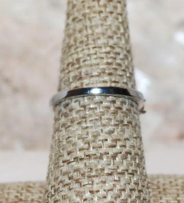 Size 7 Marked .925 Five Different Sized Oval Iridescent Stones Ring on a Silver Band (3.1g)