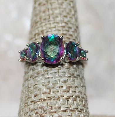 Size 7 Marked .925 Five Different Sized Oval Iridescent Stones Ring on a Silver Band (3.1g)