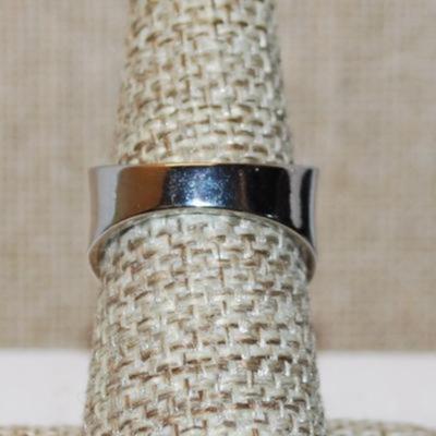 Size 7 YELLOW, BLUE & GREEN Enamel Style Ring with Glitter Leaves on a Silver Tone Band (6.3g)