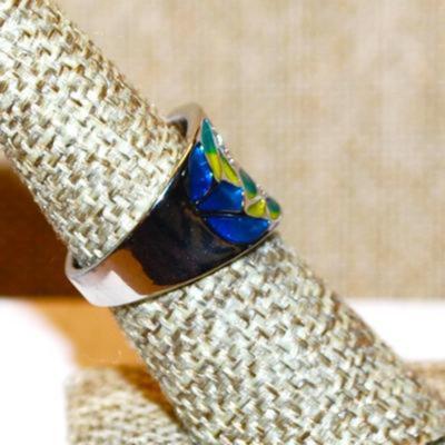 Size 7 YELLOW, BLUE & GREEN Enamel Style Ring with Glitter Leaves on a Silver Tone Band (6.3g)