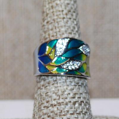 Size 7 YELLOW, BLUE & GREEN Enamel Style Ring with Glitter Leaves on a Silver Tone Band (6.3g)