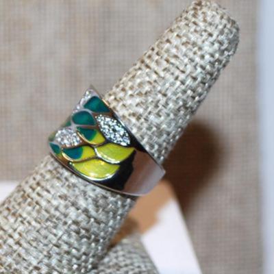Size 7 YELLOW, BLUE & GREEN Enamel Style Ring with Glitter Leaves on a Silver Tone Band (6.3g)