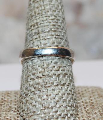 Size 8½ Bejeweled RED Party/Class Style RING with Multicolor Side Accents on a Silver Tone Solid Band (8.5g)