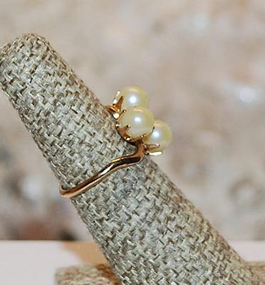 Size 6 Vintage Triple Faux Pearls 6-Prong Ring on a Gold Tone Setting (1.8g)