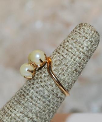 Size 6 Vintage Triple Faux Pearls 6-Prong Ring on a Gold Tone Setting (1.8g)