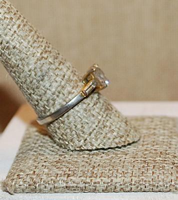 Size 9½ Vintage Single "Diamond-Style" Clear Round Stone RING with 2 Baguette Side Stones on a 2-Tone Band (4.0g)