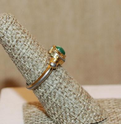 Size 6½ -7½ Vintage Two-Tone Green Cabochon RING - Marked "AVON" - with Inside Wire Expander & 2-Tone Band (3.8g)