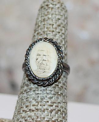 Size 6 Vintage Oval "Sailing Ship" Ring on a Rope Style Silver Tone Setting (6.5g)