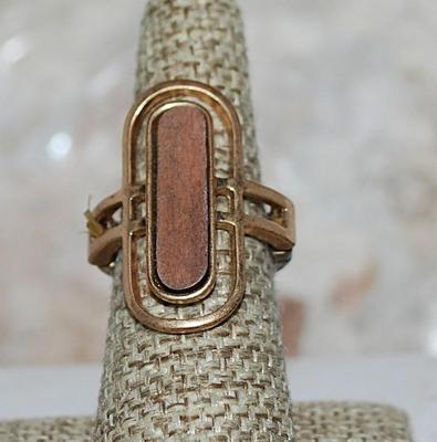 Size 9-13 Long Gold Colored Oval RING with Wooden -Style Insert on an ADJUSTABLE Accordion Band (6.5g)