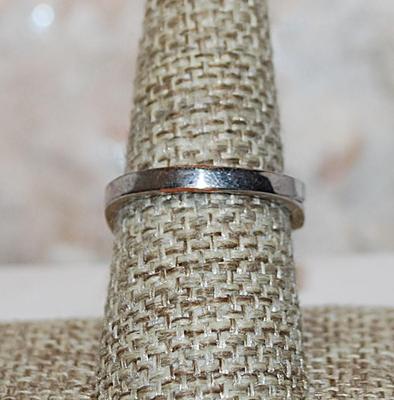 Size 8¼ Large Round Clear Beveled Center Stone RING with Triple Stones Side Accents on a Silver Tone Solid Band (6.5g)