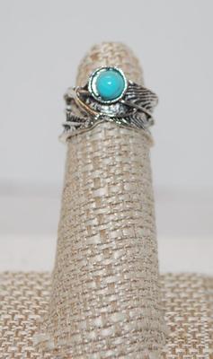 Size 4½ High Set Turquoise-Styled Stone on a "Feather" Design Silver Tone Band (4.5g)