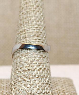 Size 8 Unusual BAT & Quarter MOON Ring on a No Stones Silver Tone Band (4.8g)