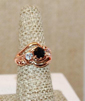 Size 6 Black Beveled Round Main Stone Ring with 2 Side Stones on a ROSE GOLD Band (4.0g)