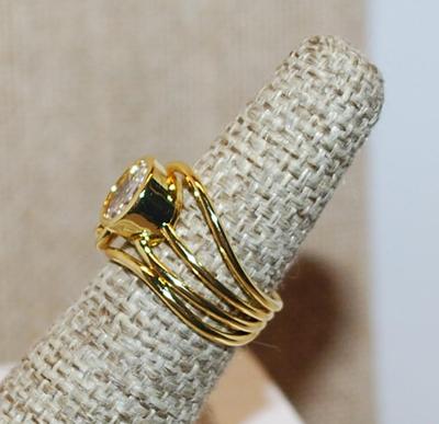 Size 6 Contemporary Style Setting with 2 Round Clear Stones on a Gold Tone Wired Band (4.0g)