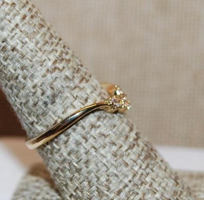 Size 6 Delicate Triple Round Clear Stones Ring in a "V" Setting on a Gold Tone Band (1.4g)