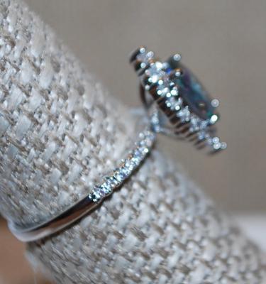 Size 7 Oval Green & Blue Iridescent Ring on a Clear Stones Surrounds on a Silver Tone Band (3.1g)