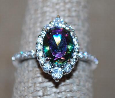 Size 7 Oval Green & Blue Iridescent Ring on a Clear Stones Surrounds on a Silver Tone Band (3.1g)