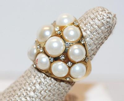 Size 7 Showy Ring with 15 Pearl-Style Stones and Tiny Sparkle Stones Embed (25.0g)