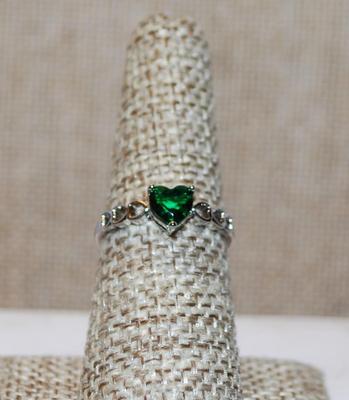 Size 7 Single Green Heart Stone Ring with 6 Accent Hearts on the Silver Tone Band (1.5g)